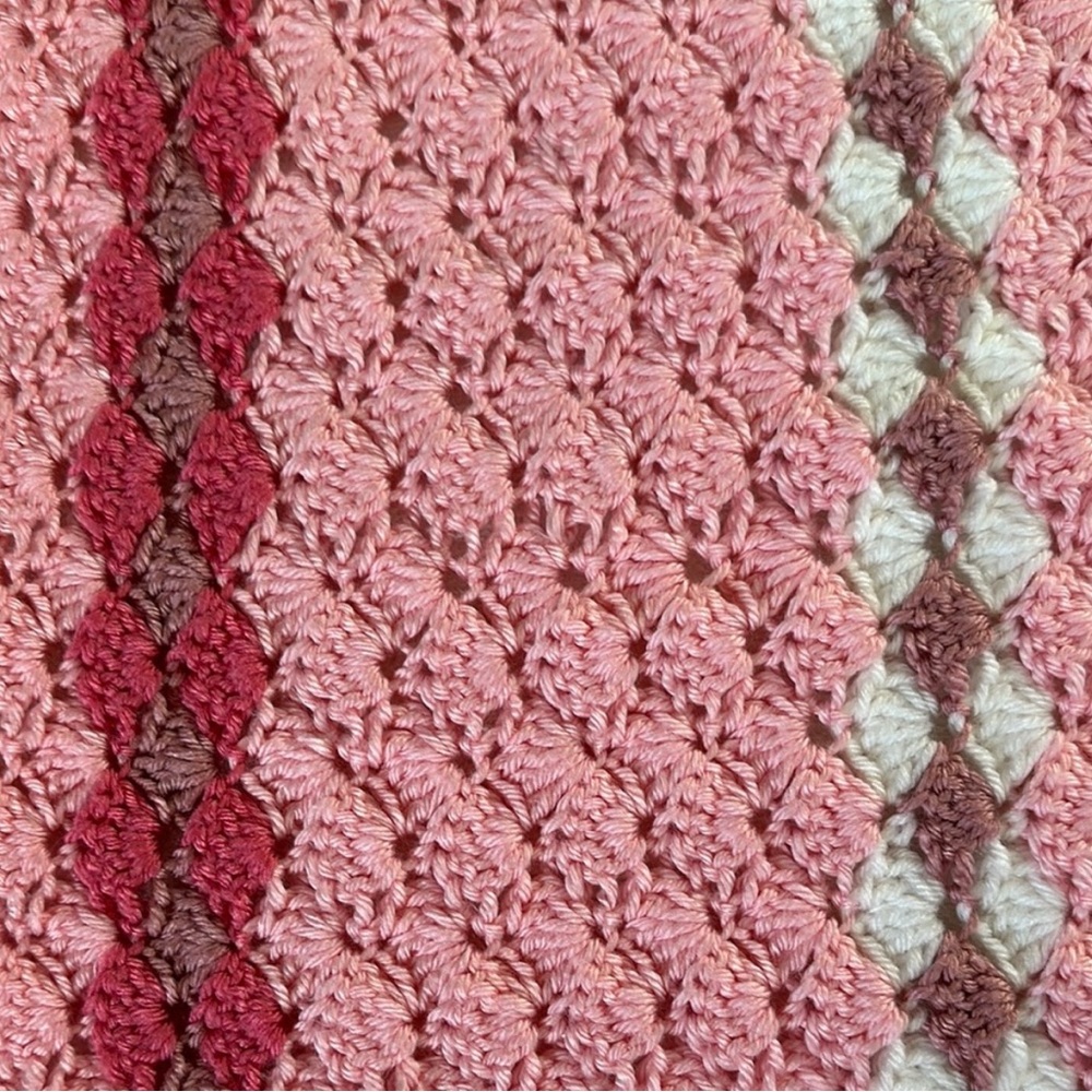 Beautiful handmade pink crochet baby blanket - Picture 3 of 3